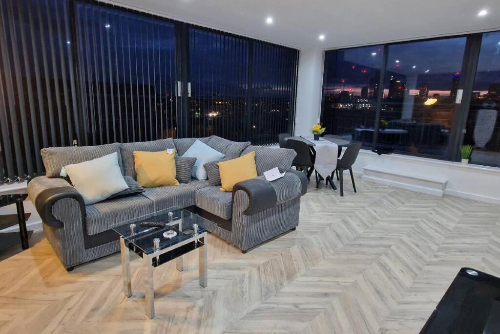 Penthouse - Amazing City Skyline Views - Free Parking - Balcony - Utilita Arena - New St Station - Bullring Shopping برمنغهام المظهر الخارجي الصورة