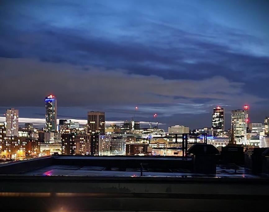 Penthouse - Amazing City Skyline Views - Free Parking - Balcony - Utilita Arena - New St Station - Bullring Shopping برمنغهام المظهر الخارجي الصورة